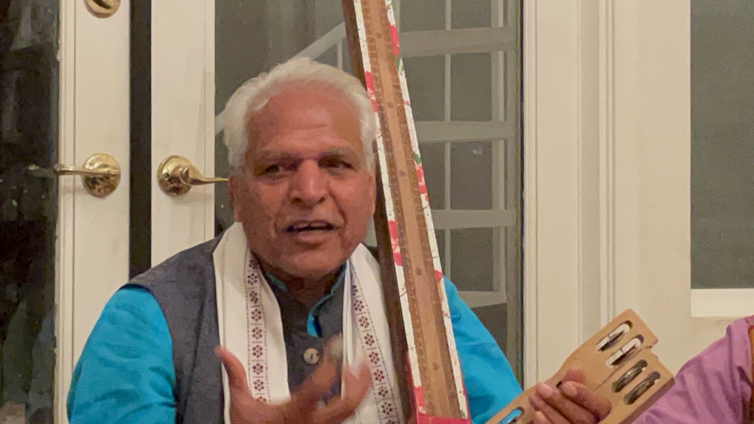 A singer carrying Kabir poetry through the Malwa folk tradition