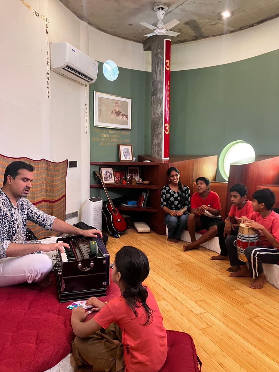 Children learning contemplative songs together in Jaipur