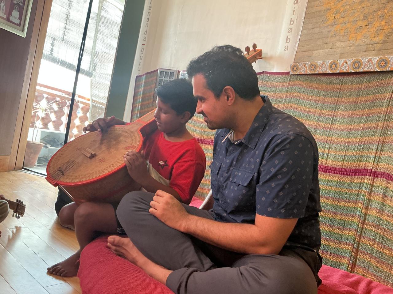 A music learning circle with children in Jaipur